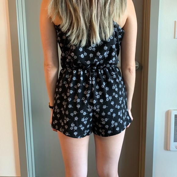 XS Black and White Kimchi Blue Floral Romper - Picture 3 of 5